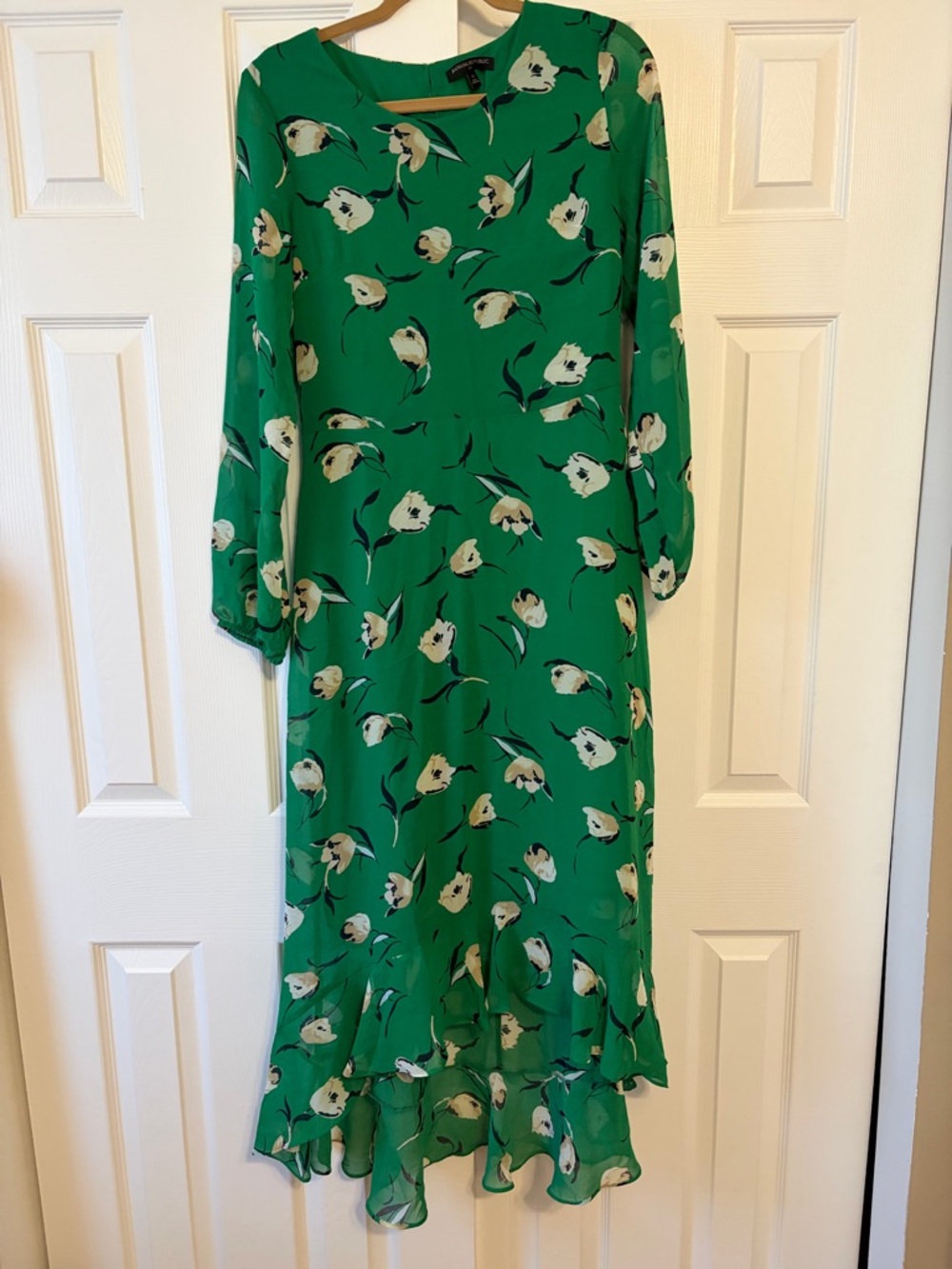 Banana Republic 10 women’s Green Floral Long-Sleeve Midi Dress